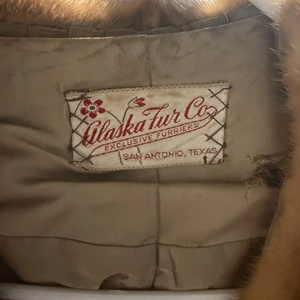 Luxurious Brown Fur Coat - Picture 3 of 9